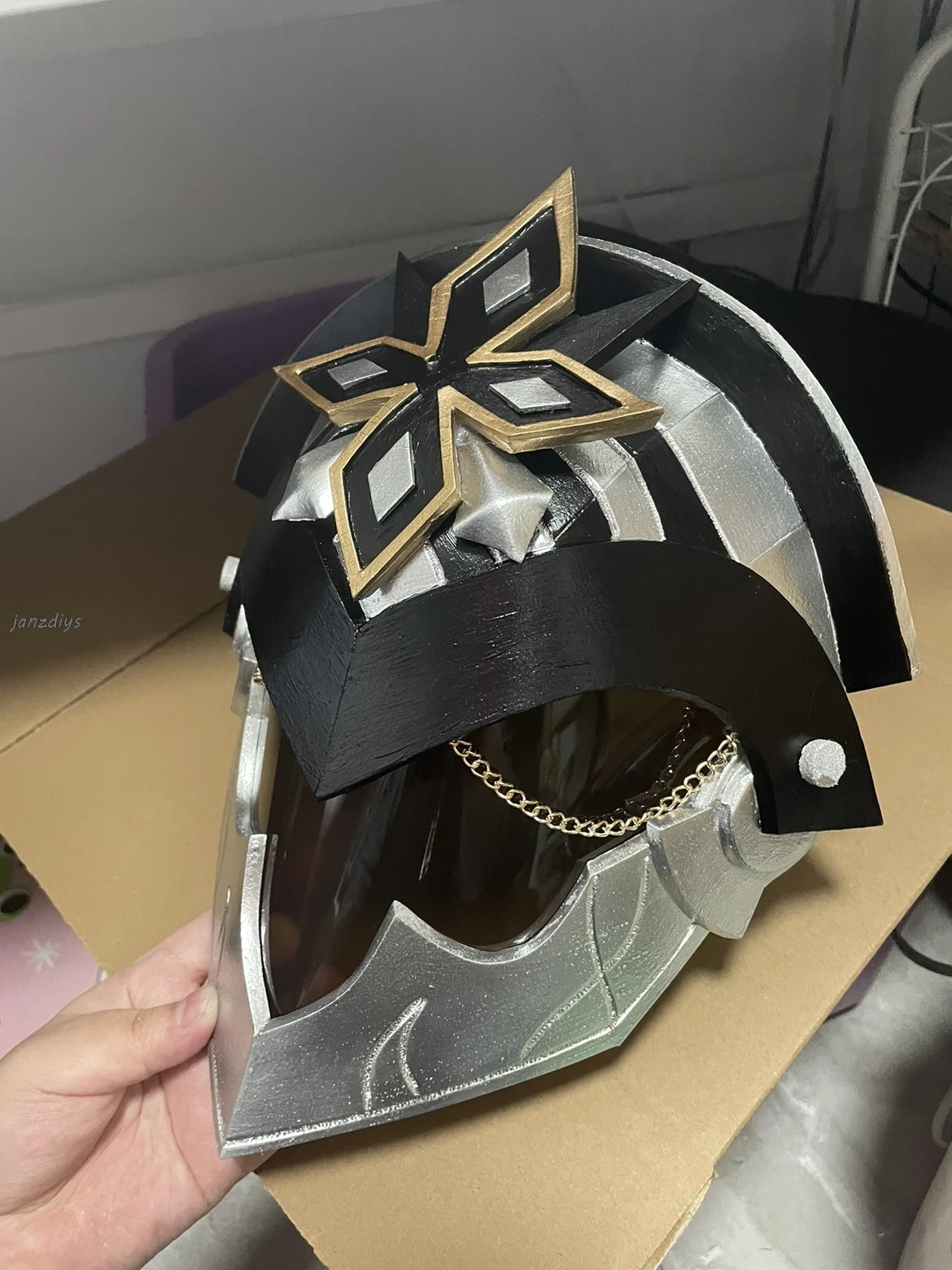 Capitano Косплей Парик маска Игра Genshin Impact головной убор Fatui Модная красивая парик