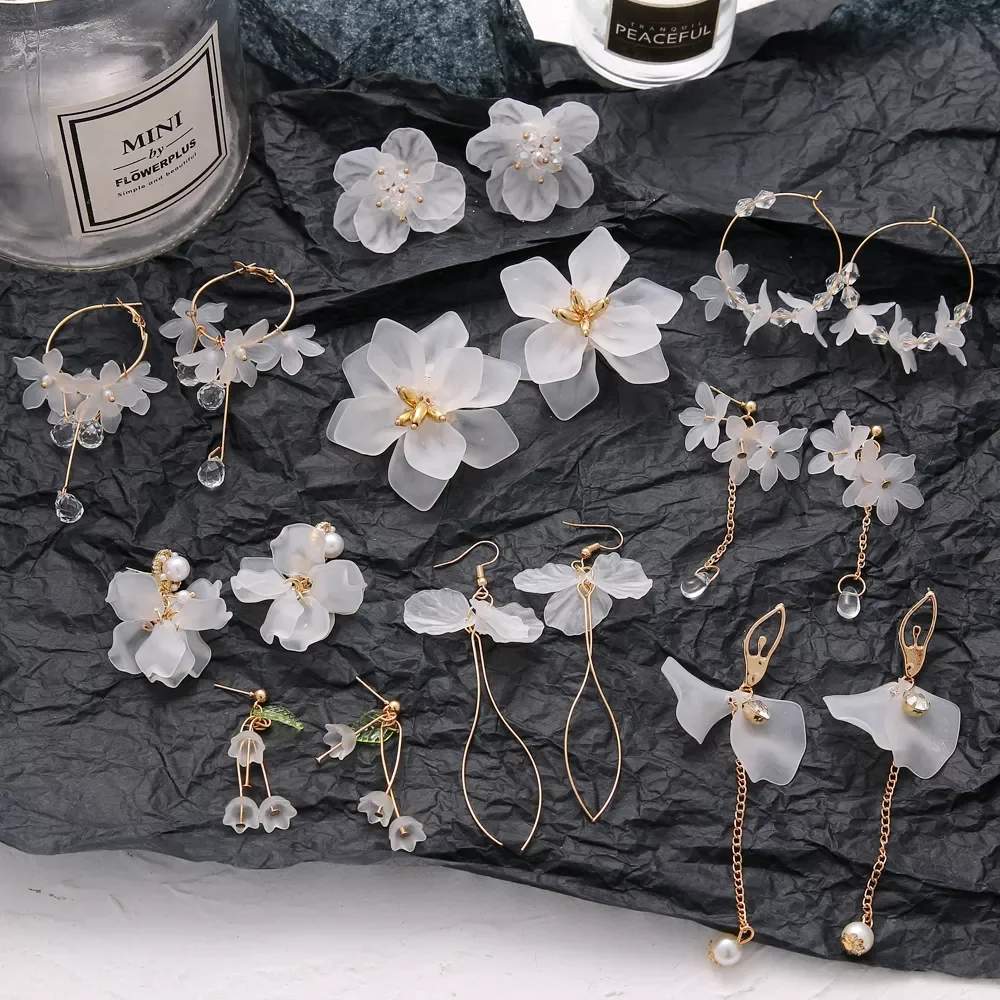 

Fashion Trend White Acrylic Flower Drop Earrings Female Acrylic Alloy Tassel Chain Pendant Earrings Korean Wedding Earrings