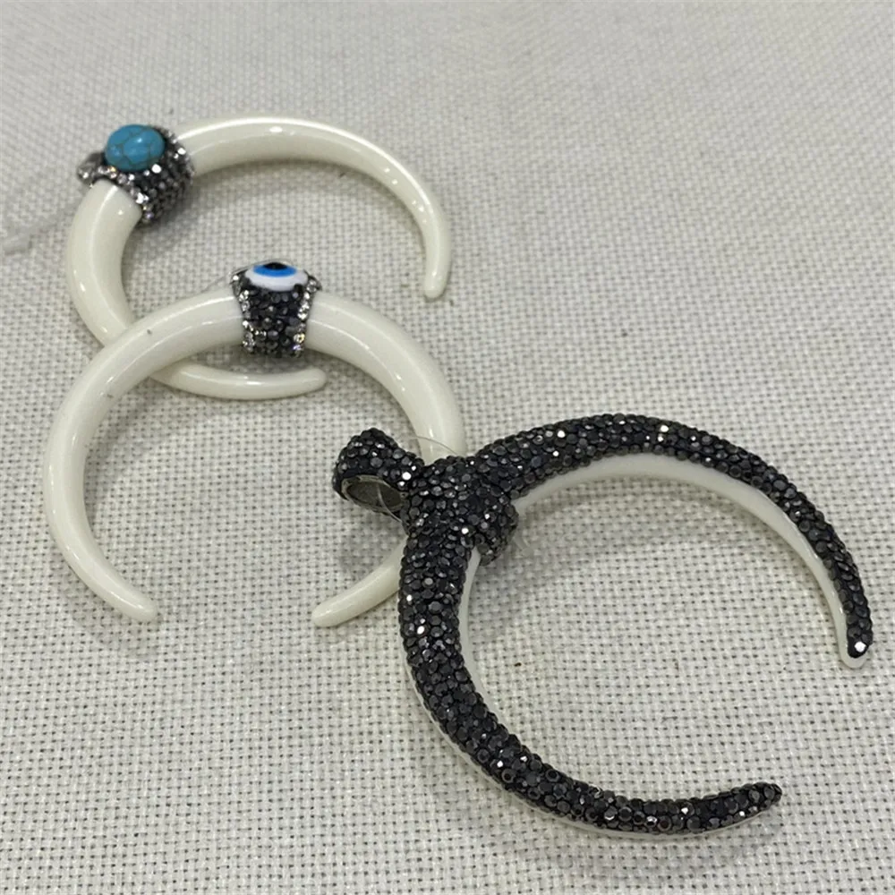 

Resin Moon Shape Natural Stone Rhinestone Inlaid Turquoise Exquisite Fashion Moon Pendant Necklace Women Gifts Accessories