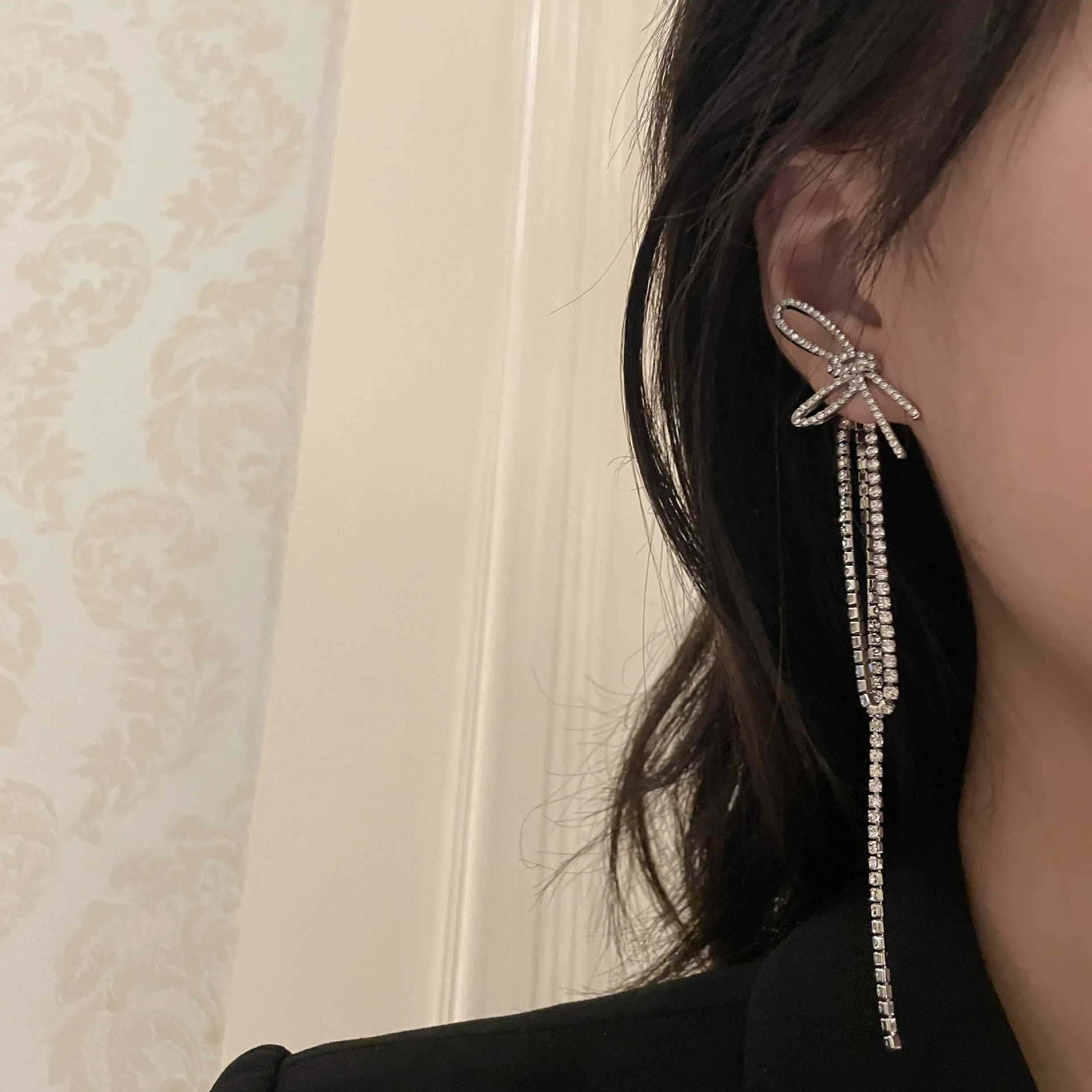 

Rhinestone earrings bow long temperament annual dinner party design sense of asymmetrical pendant Free shipping