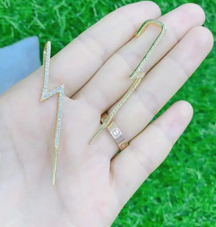 Женские серьги-подвески с кристаллами золотого цвета