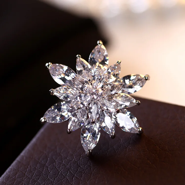 

Simple Elegant Crystal Cute Snowflake Brooches for Men Women Luxury Silver Color Copper Cz Star Ice Flower Brooch Safety Pins