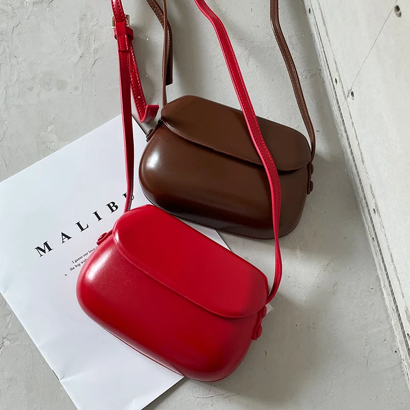 

2022 Summer New Retro Ins Red Saddle Bag Messenger Small Bag Female All-match Simple High-quality Mobile Phone Bag