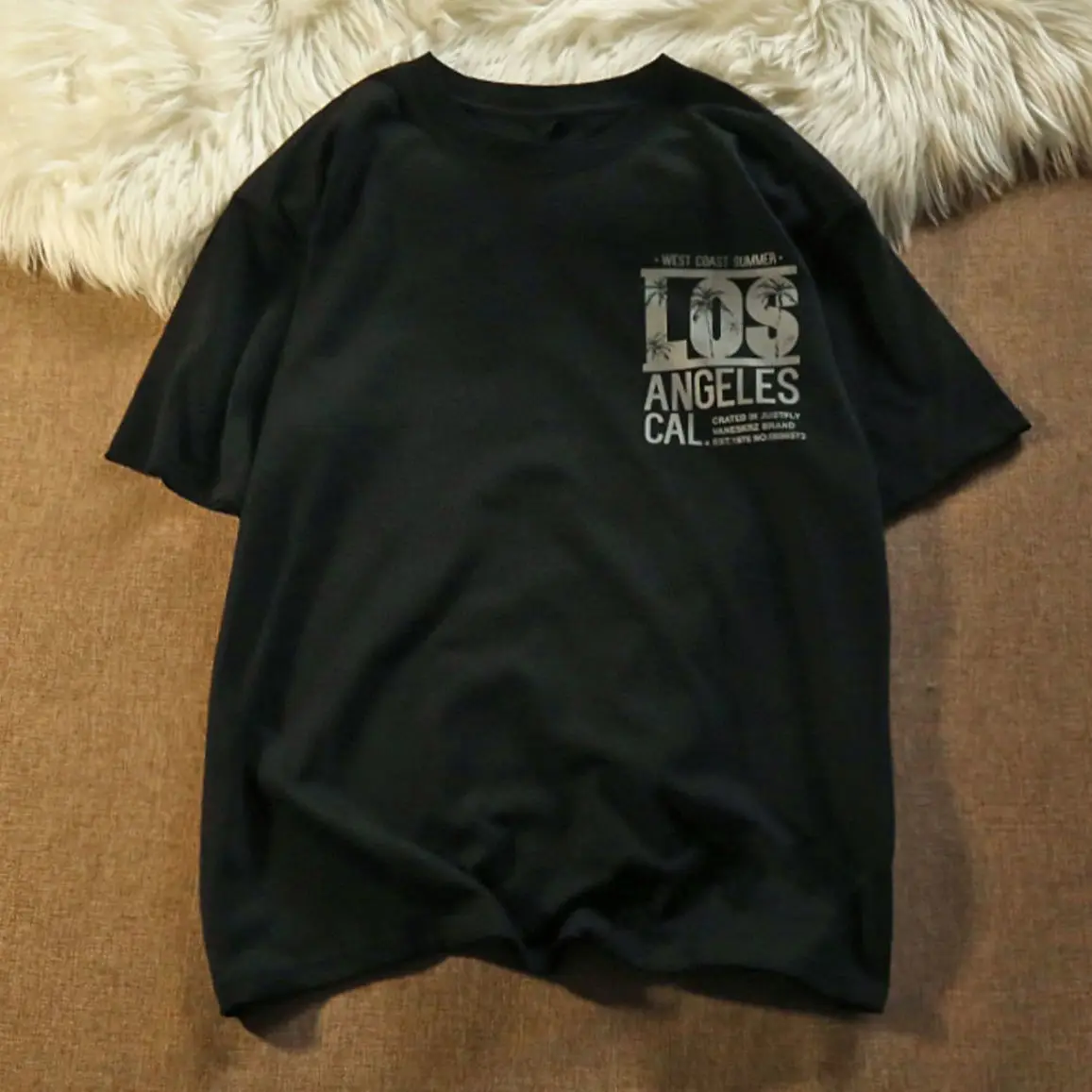 Темно-зеленая летняя футболка с принтом американского кокосового дерева