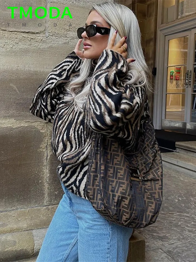 Женский жаккардовый свитер-водолазка с животным принтом |