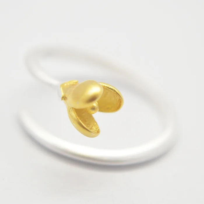 

Женское серебряное кольцо в виде цветка магнолии