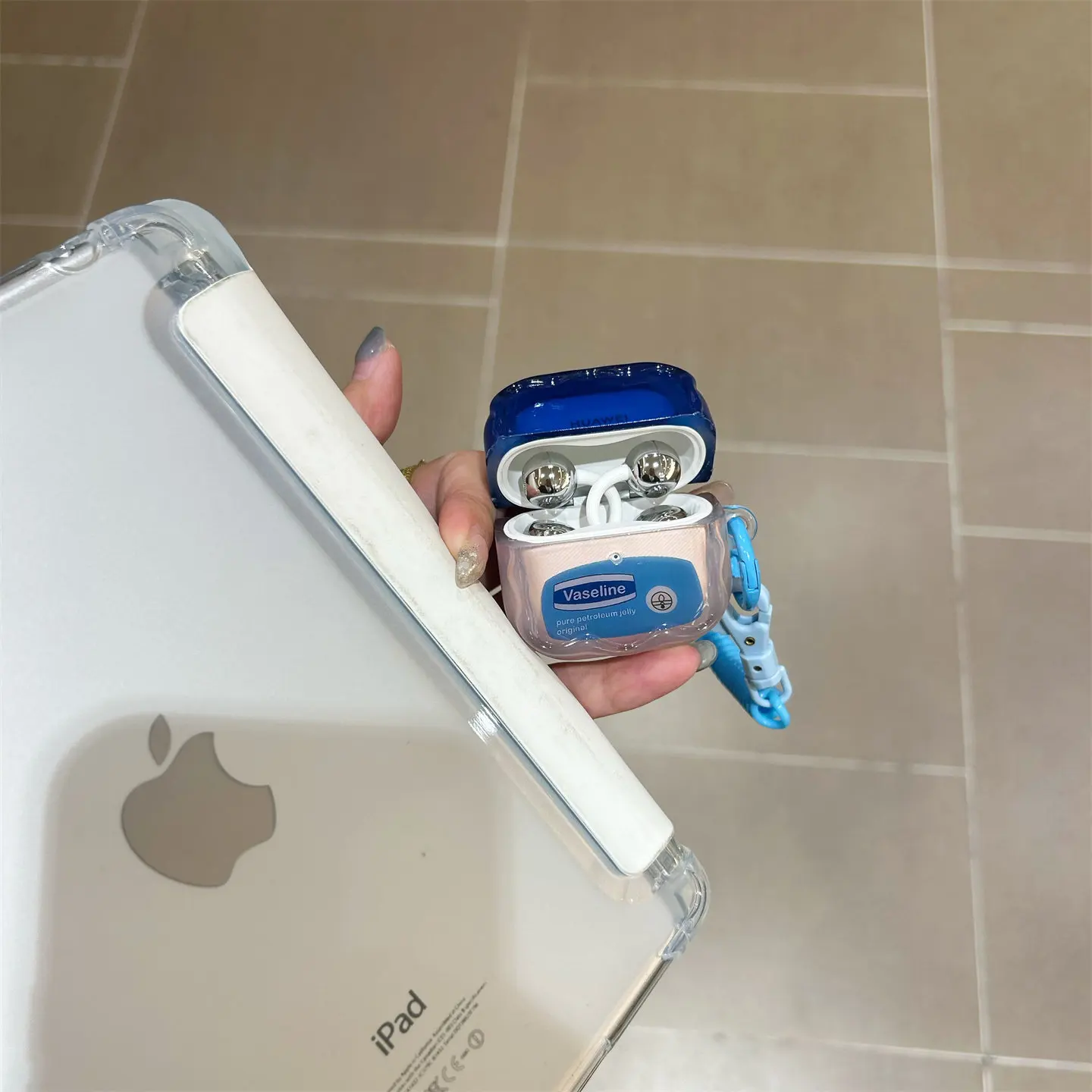 Фото Чехол для наушников Huawei FreeClip 2, FreeBuds 6i, FreeBuds SE3, SE2 с пружинным шнурком-ремешком, мягкий, противоударный, из ТПУ №3