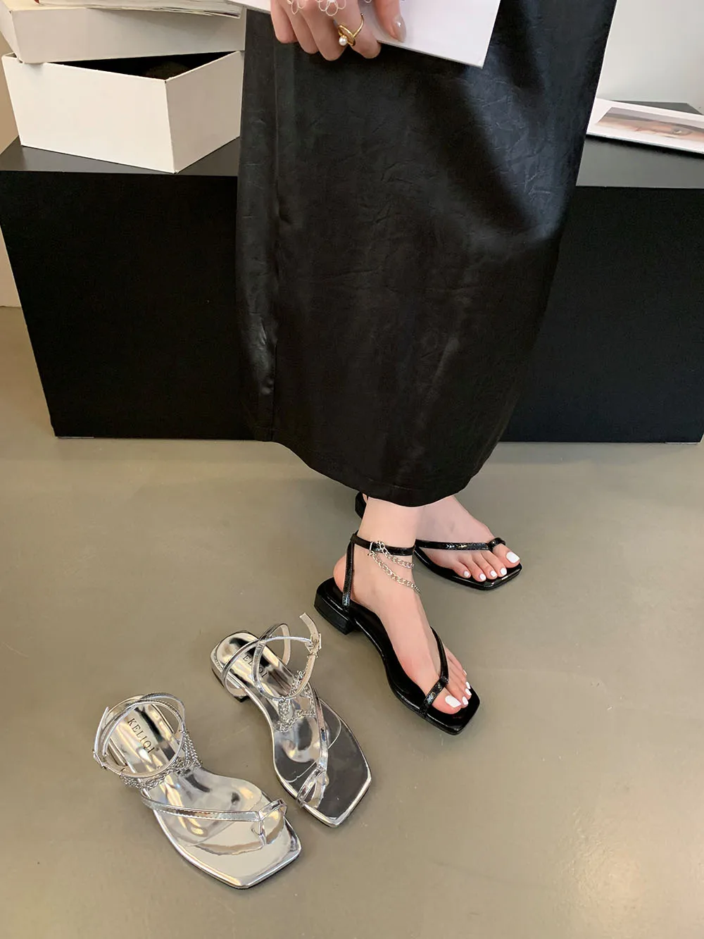 Босоножки женские на низком каблуке пикантные туфли с ремешком щиколотке