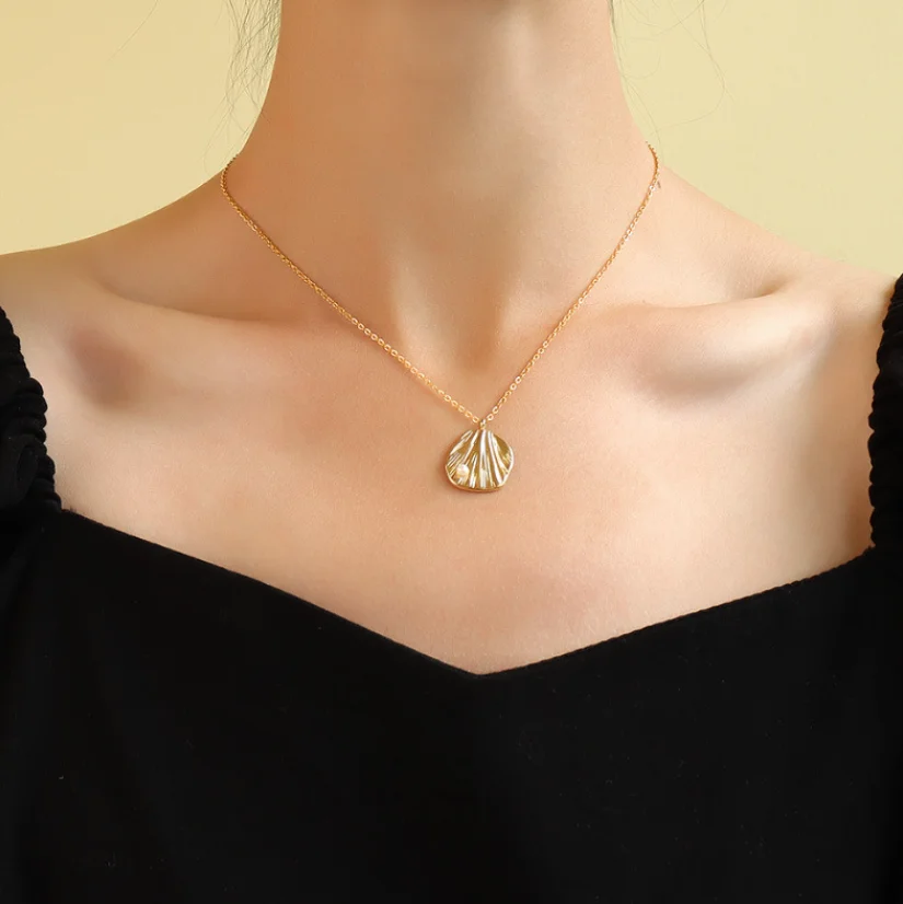 

MANI E PIEDI 18K Gold Metal Disc Shell Pearl Pendant Necklace For Women Stainless Steel Choker Designer Jewelry Luxury Quality
