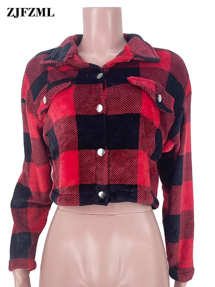 Женская укороченная куртка в клетку утепленная с длинным рукавом на пуговицах