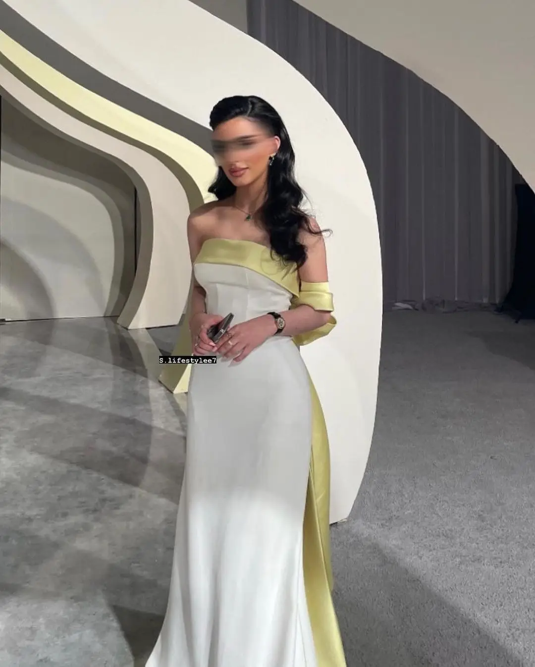 

Женское платье с юбкой-годе, без рукавов, без бретелек