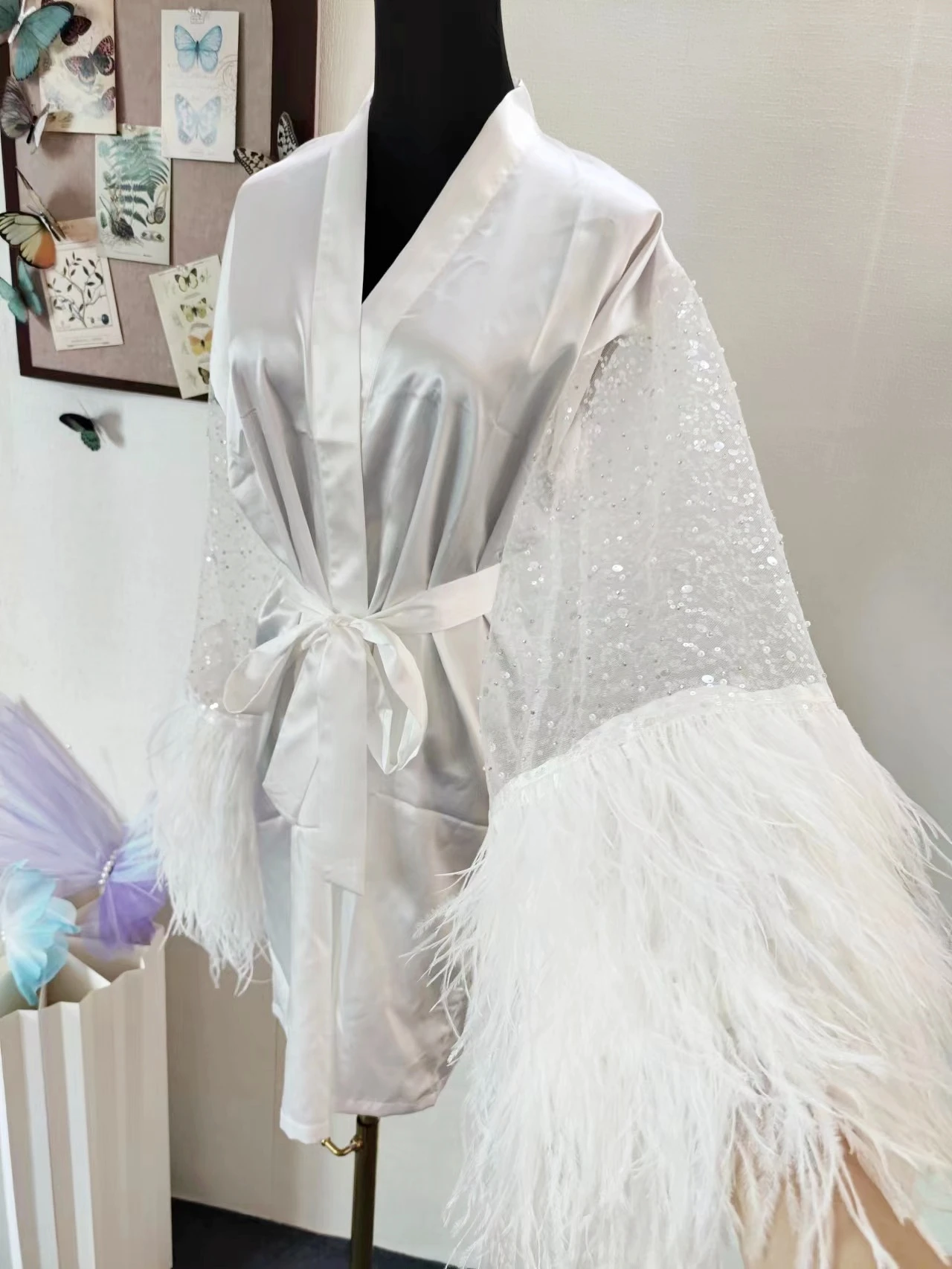 Халат женский атласный с бриллиантами и перьями роскошный короткий Свадебный