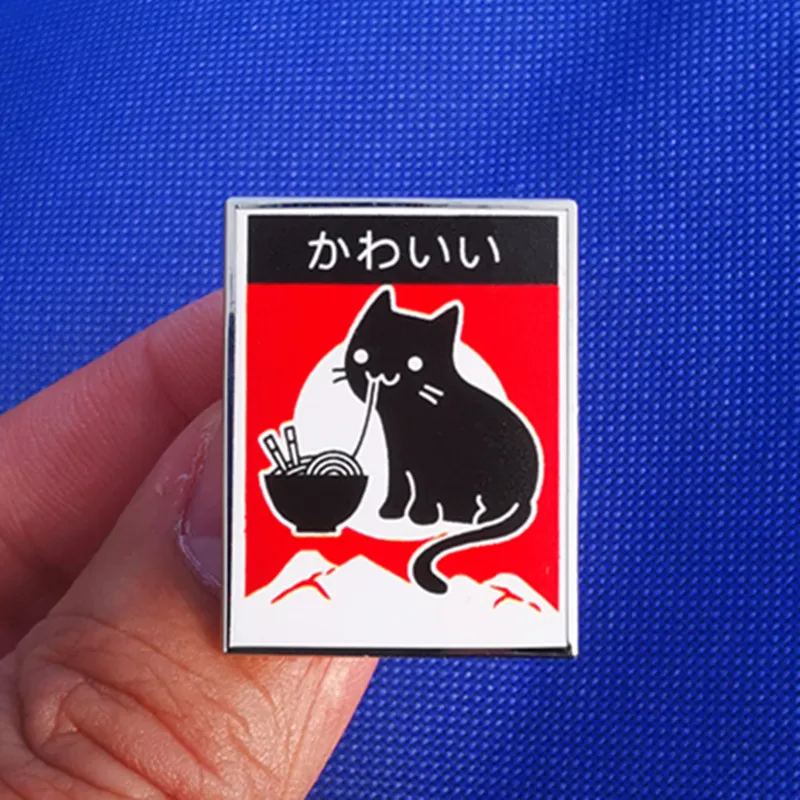 Эмалированная брошь в виде котенка японском стиле |