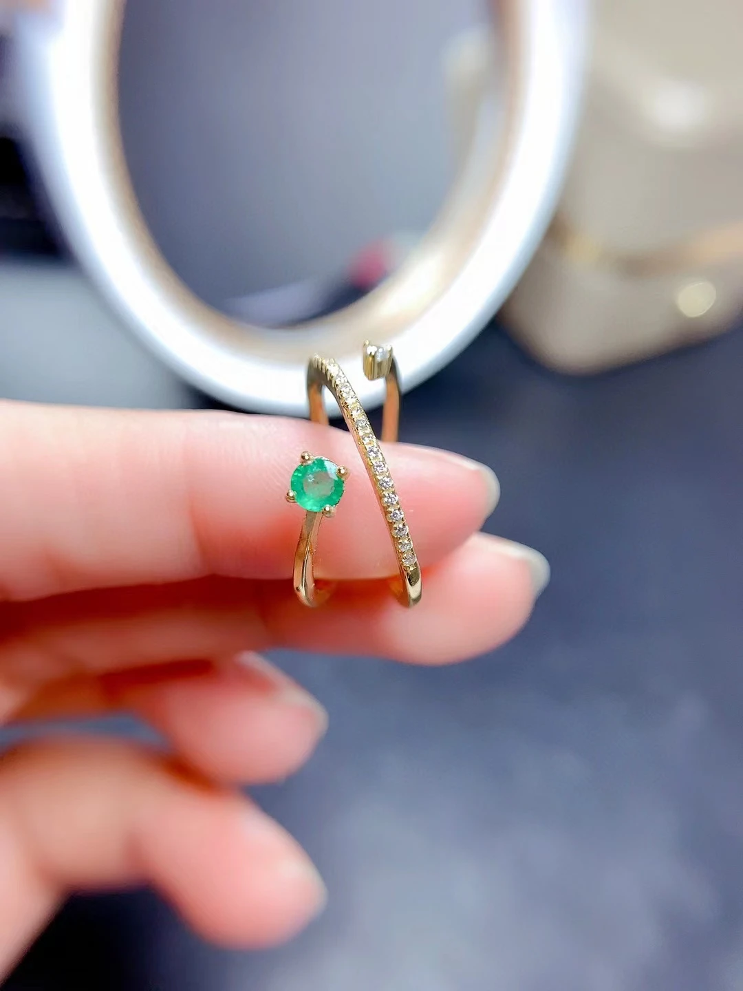 Женское кольцо с изумрудом