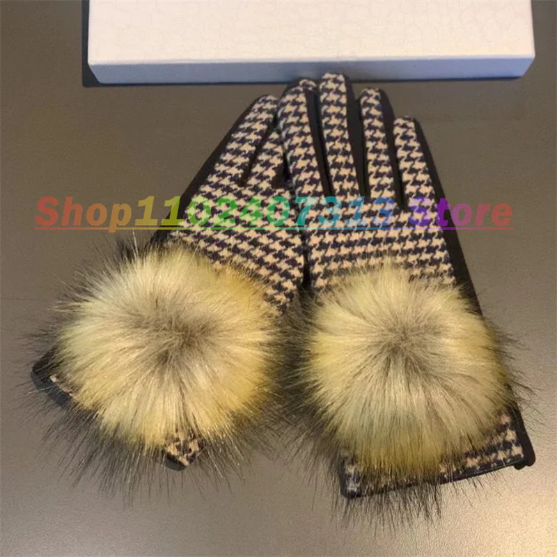 

Женские зимние перчатки для сенсорного экрана, Модные Роскошные Плюшевые дизайнерские плотные высококачественные женские перчатки с большими помпонами, новинка 2022