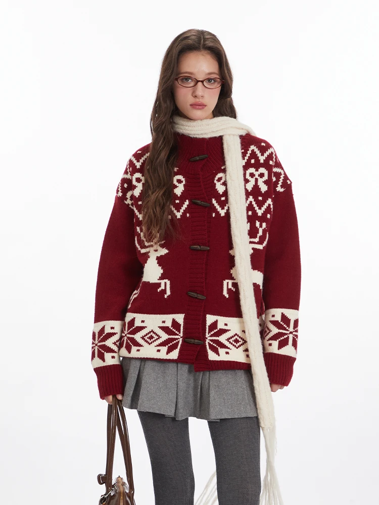 Женский красный свитер с рождественской атмосферой и оленем новинка 2024