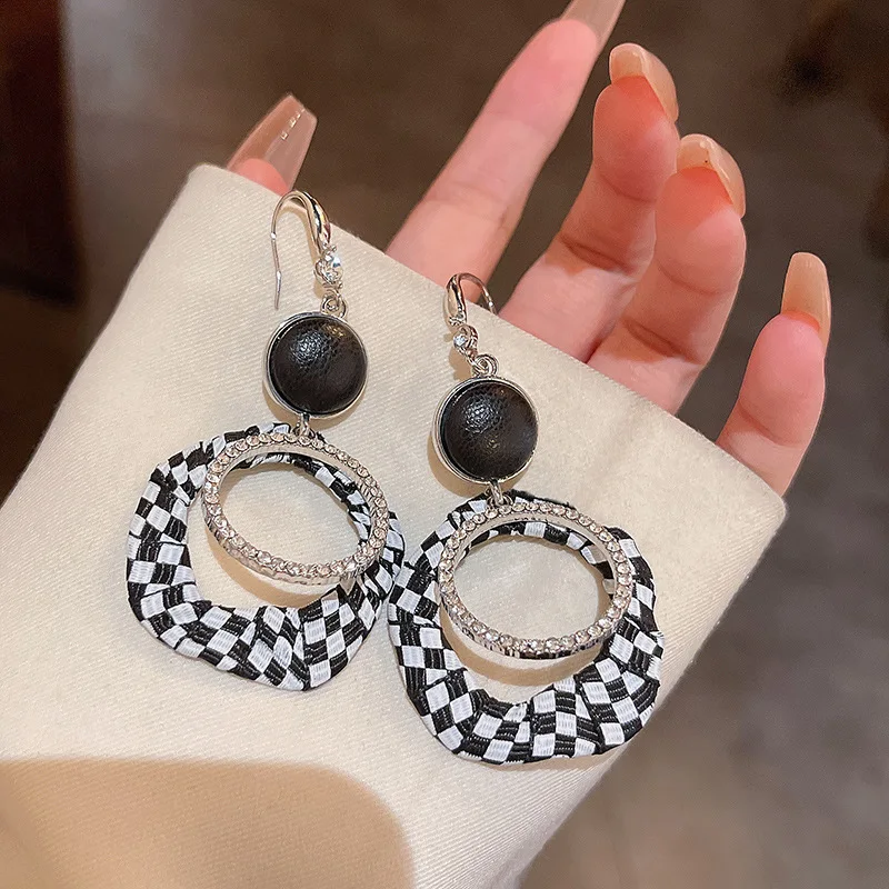 

New Long Fashion Chic White Mix Black Leather Circles Drop Fashion Earrings for Women Exaggerated Jewelry