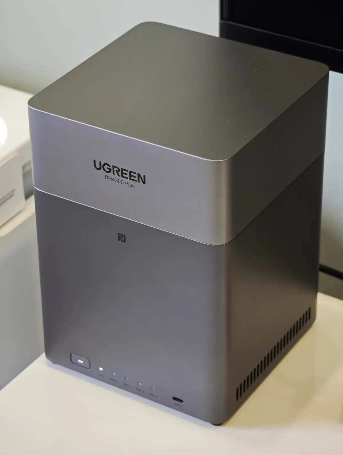 Фото Сетевой накопитель TLF UGREEN DH4300 Plus, новый, с четырьмя отсеками, жесткие диски в комплект не входят. №3
