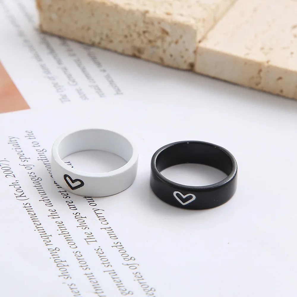 

New Fashion Simple White And Black Couple Rings For Women Men Trendy Heart Finger Rings Friendship Wedding Jewelry Gift