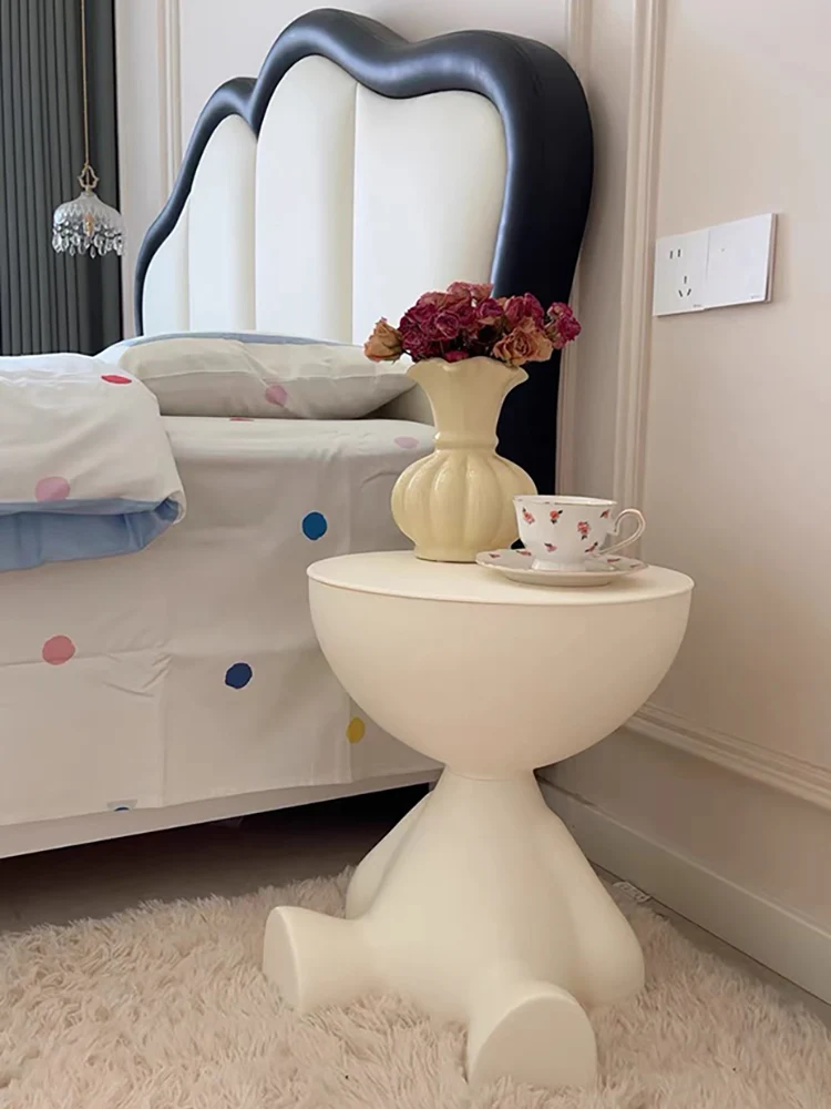 Кремовый столик в скандинавском стиле