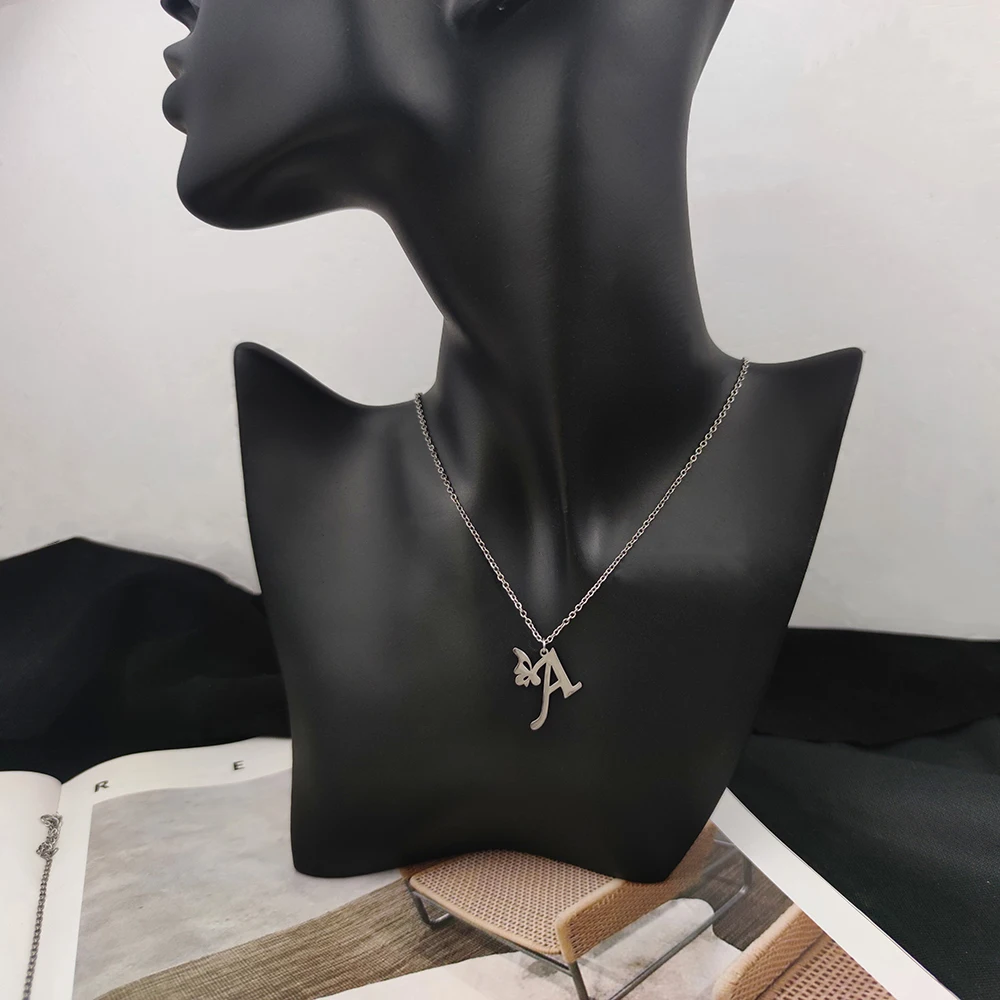 Женское колье из нержавеющей стали ожерелье-чокер с надписью инициала бабочки