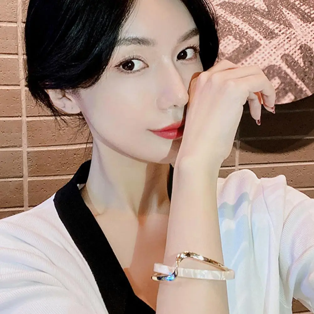 

New Simple White Shellfish Board Bend Metal Geometric Overlap Acetic Resin Open Bangle For Women Girls Jewellery N6q6