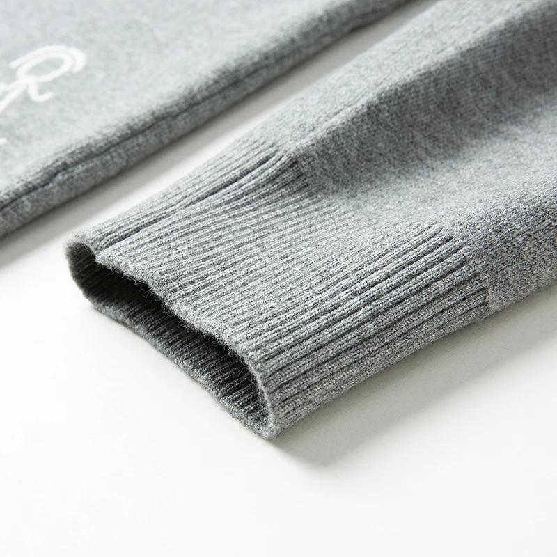 Мужской трикотажный кардиган с V-образным вырезом на пуговицах