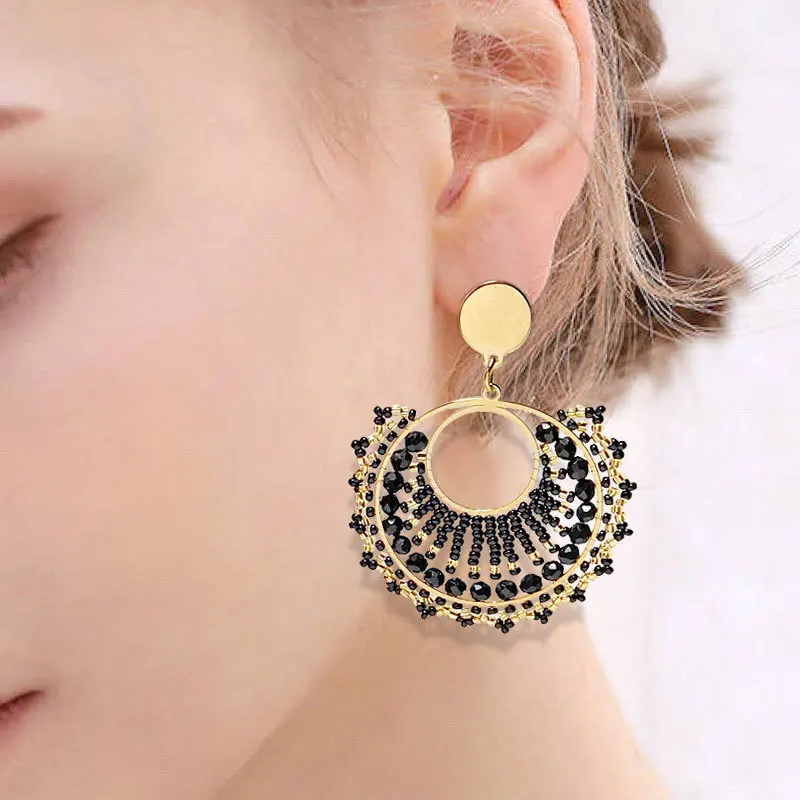 Серьги в виде кольца с кристаллами черного цвета. Модные серьги ручной вязки