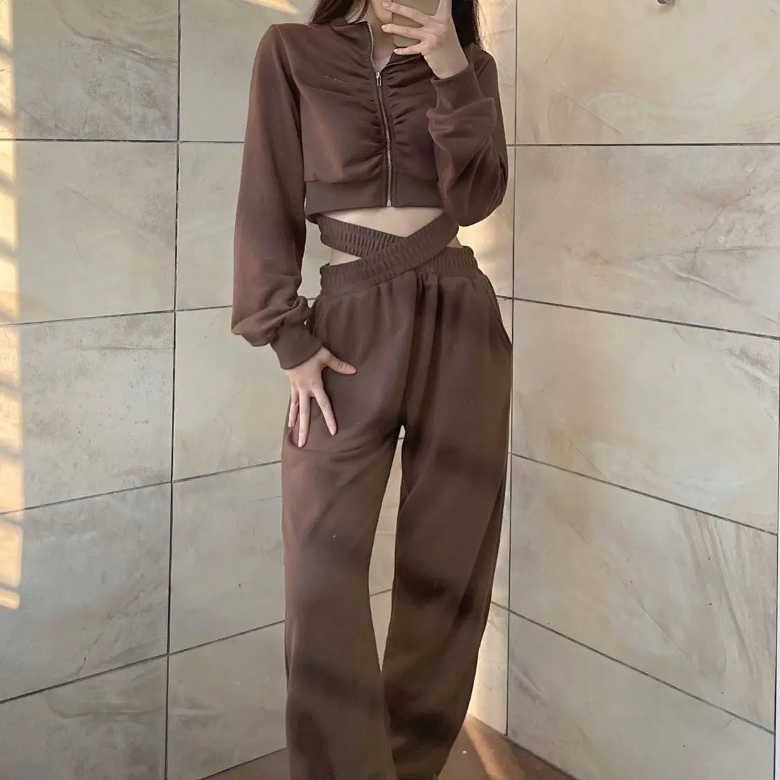 

Hot girl fashion sports and leisure sweater suit 2022 new thin high waist pants wide leg pants short top warm jogging two-piece