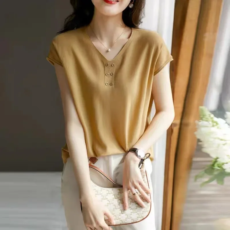 Романтический вязаный топ с металлическими пуговицами и v-образным вырезом