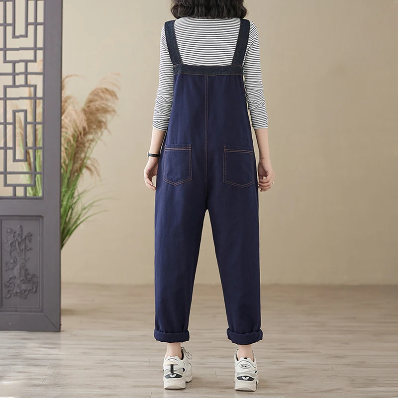 Комбинезон женский джинсовый свободного покроя с широкими штанинами и