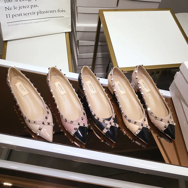 2023 Spring/Summer Shallow Mouth Willow Nail Shoes New Style Pointed Mid Heel Riveted Fashion Thick Heel Women's Short Heels