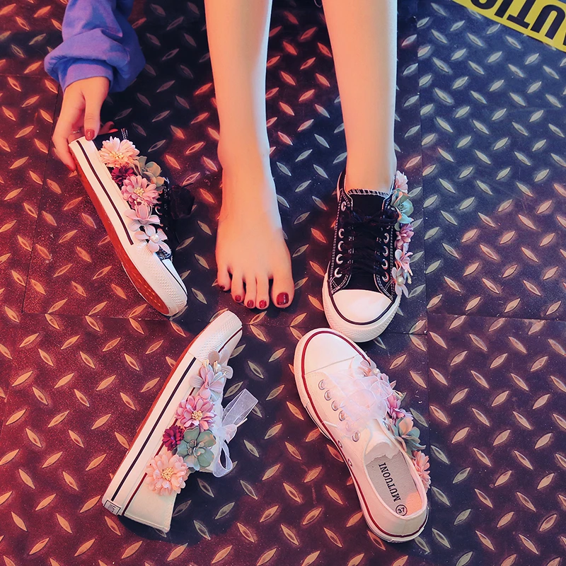 2023 Wholesale Spring and Summer Women's Canvas Shoes Small White Shoes Women's High Top Handmade Customized Flower Casual Shoes