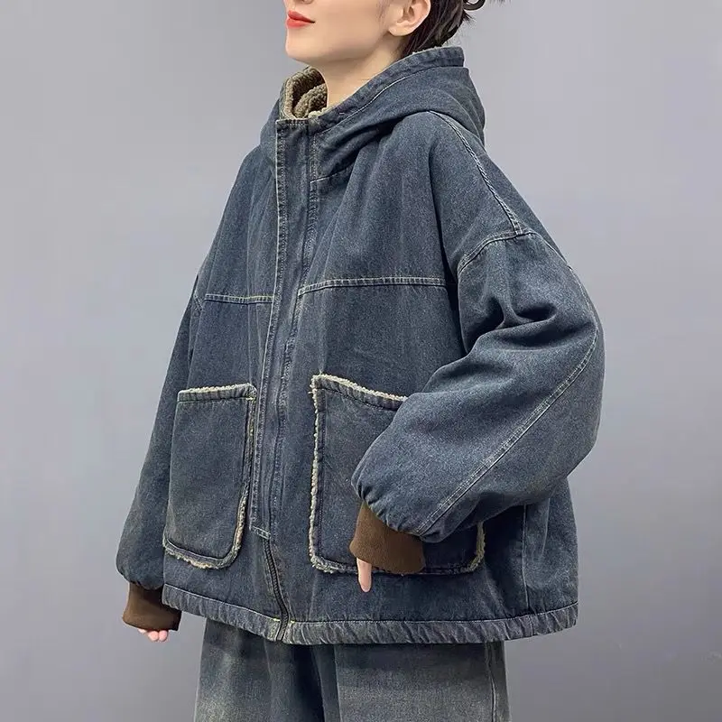 Женская джинсовая куртка с капюшоном повседневная утепленная из денима флисовой