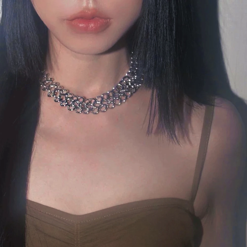 Женское ожерелье-чокер в готическом стиле