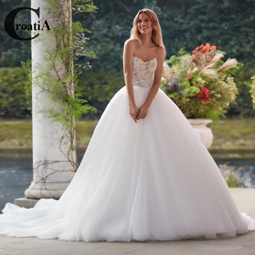 

Croadia Sleeveless Fairytale Wedding Gown For Bride A-Line Tulle Appliques Button Court Train Strapless Vestido De Casamento