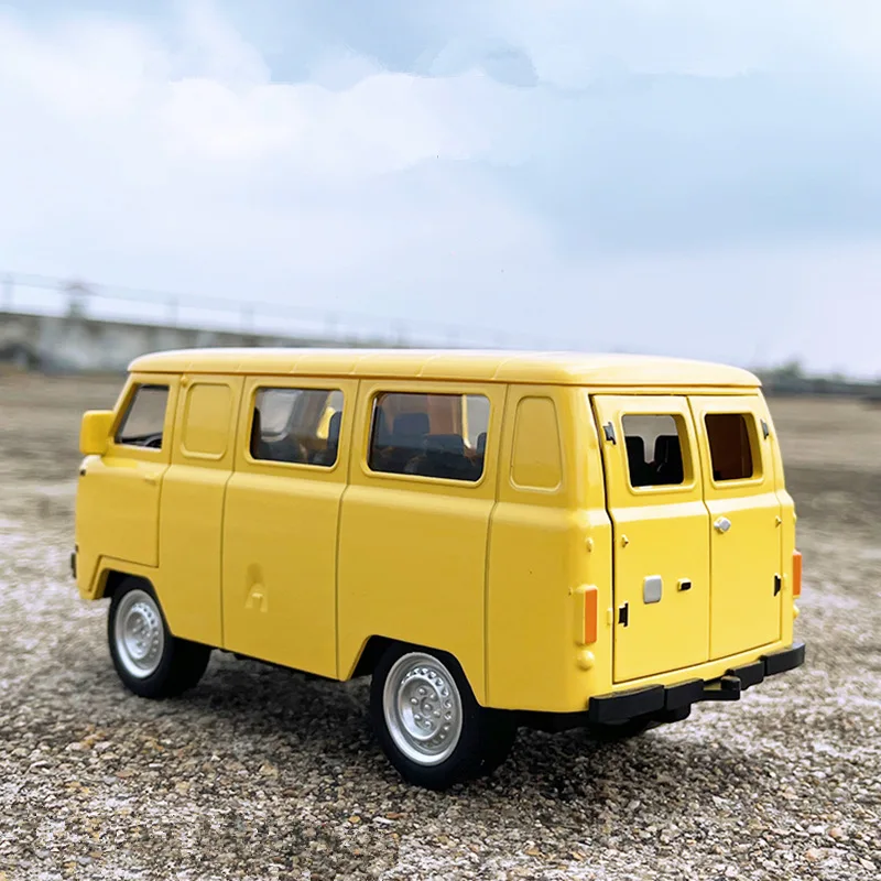 Модель автомобиля дорожный автобус из сплава с уазом 1/18