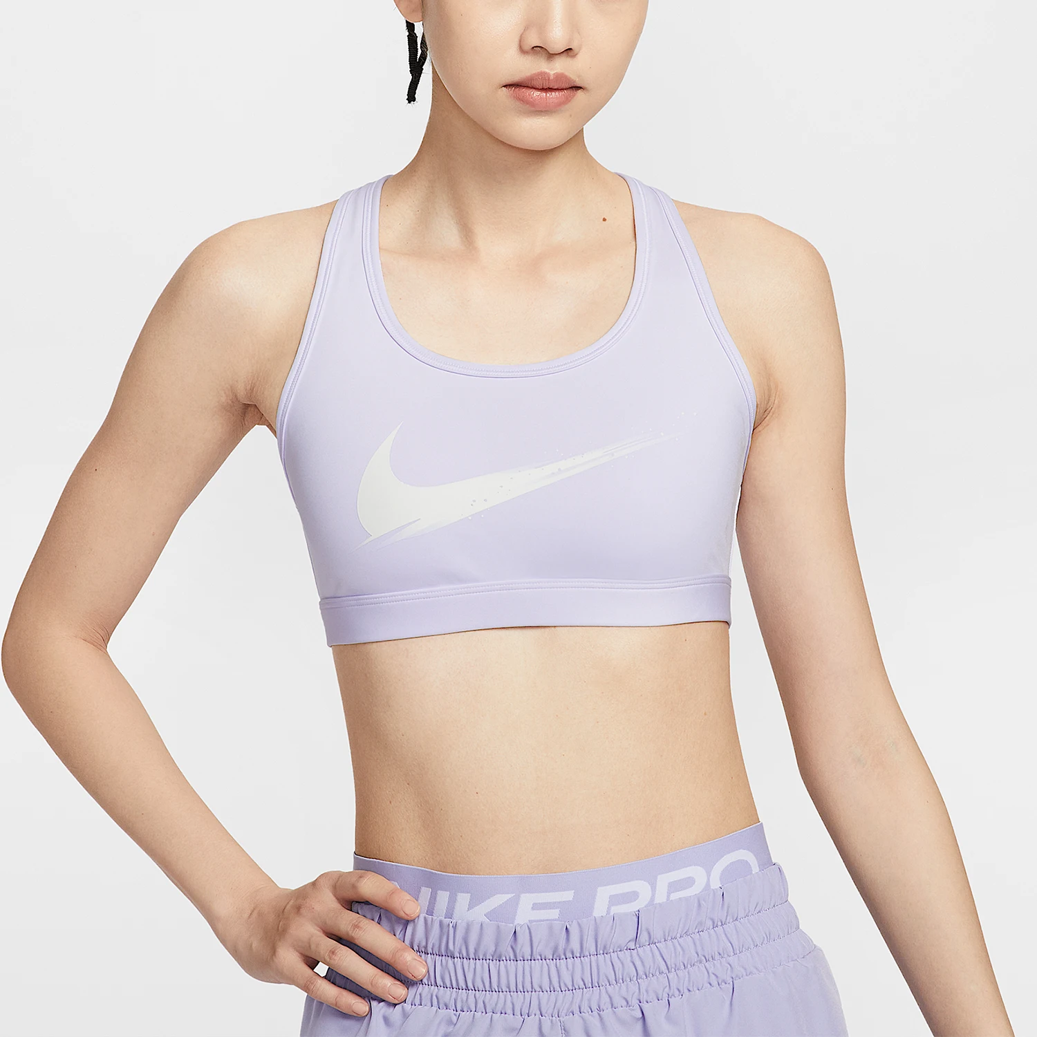 Фото Оригинальный женский спортивный бюстгальтер Nike Swoosh с перекрестной спинкой для тренировок IO0255-547 №1