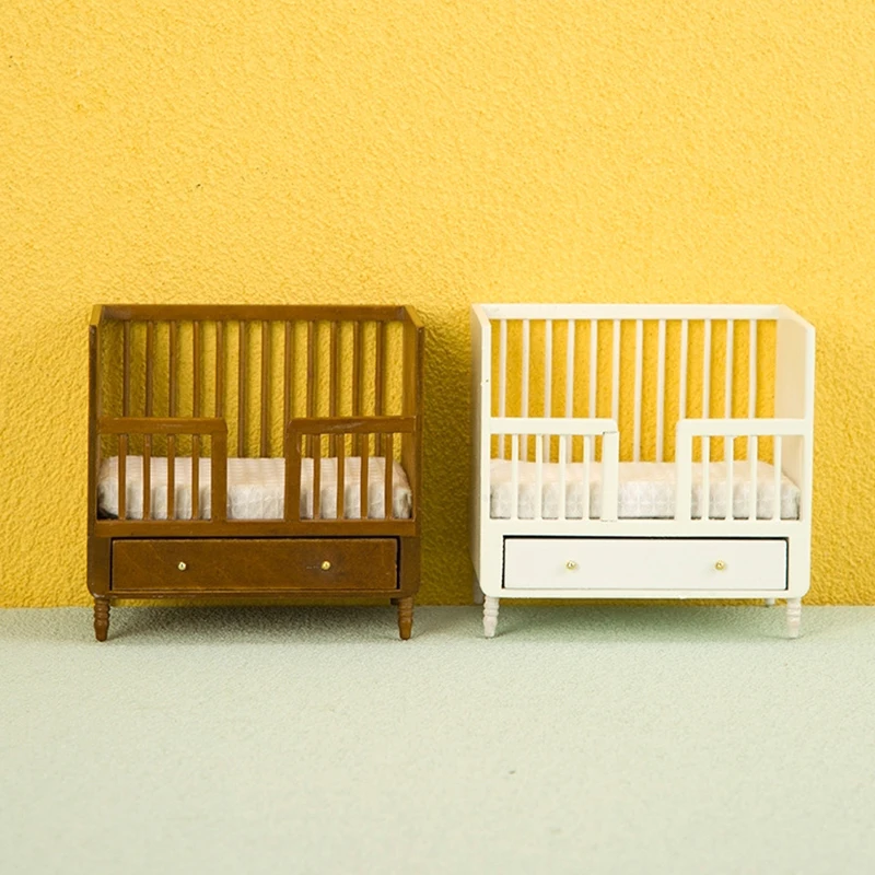 Двойная кровать для кукольного домика