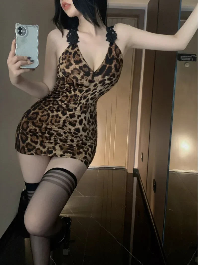 Женское плиссированное платье на бретельках привлекательное облегающее с