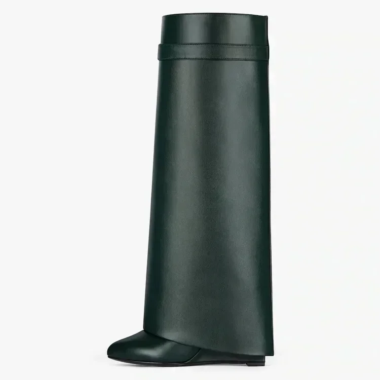 Женские сапоги до колена на толстой подошве и наклонном высоком каблуке