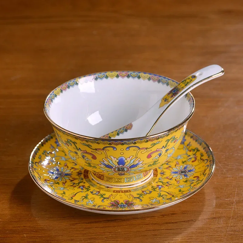 

Керамическая тарелка с запутанными цветами