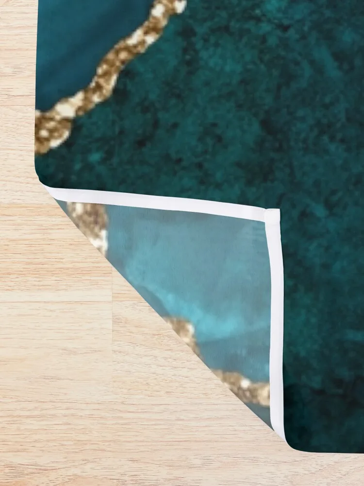 Акварельный агат бирюзово-зеленого и бирюзового цвета с блестящими венами