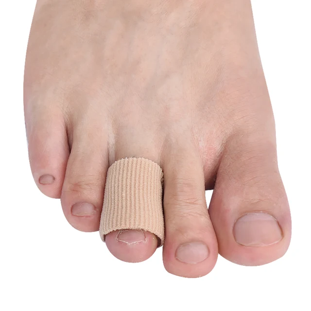 ногти на ногах не копсивые. ногти педикюр. педикюр кораллового цвета. маленькие ног и на ногах. ногти трубочкой на ногах.