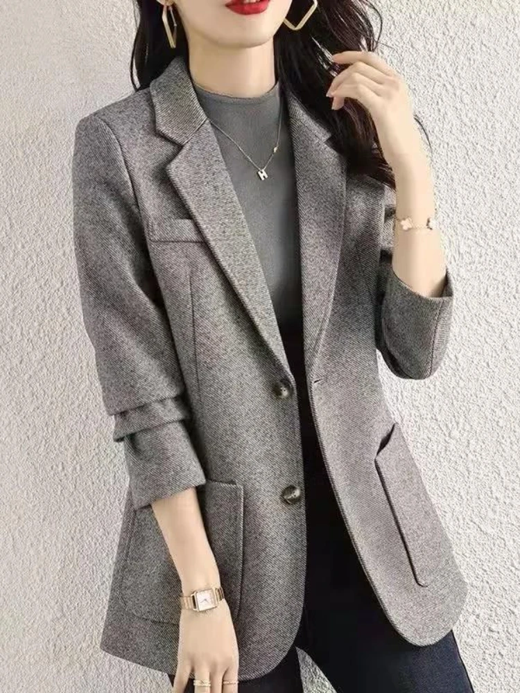 Рисунок 4 - Женский блейзер с отложным воротником