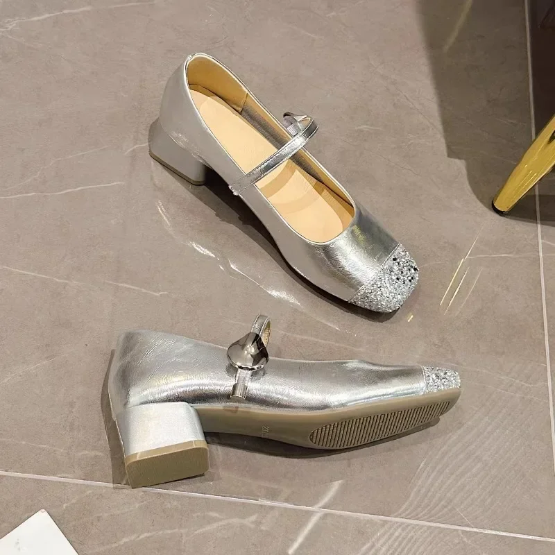 Женские туфли на среднем каблуке однотонные квадратном с ремешком и пряжкой