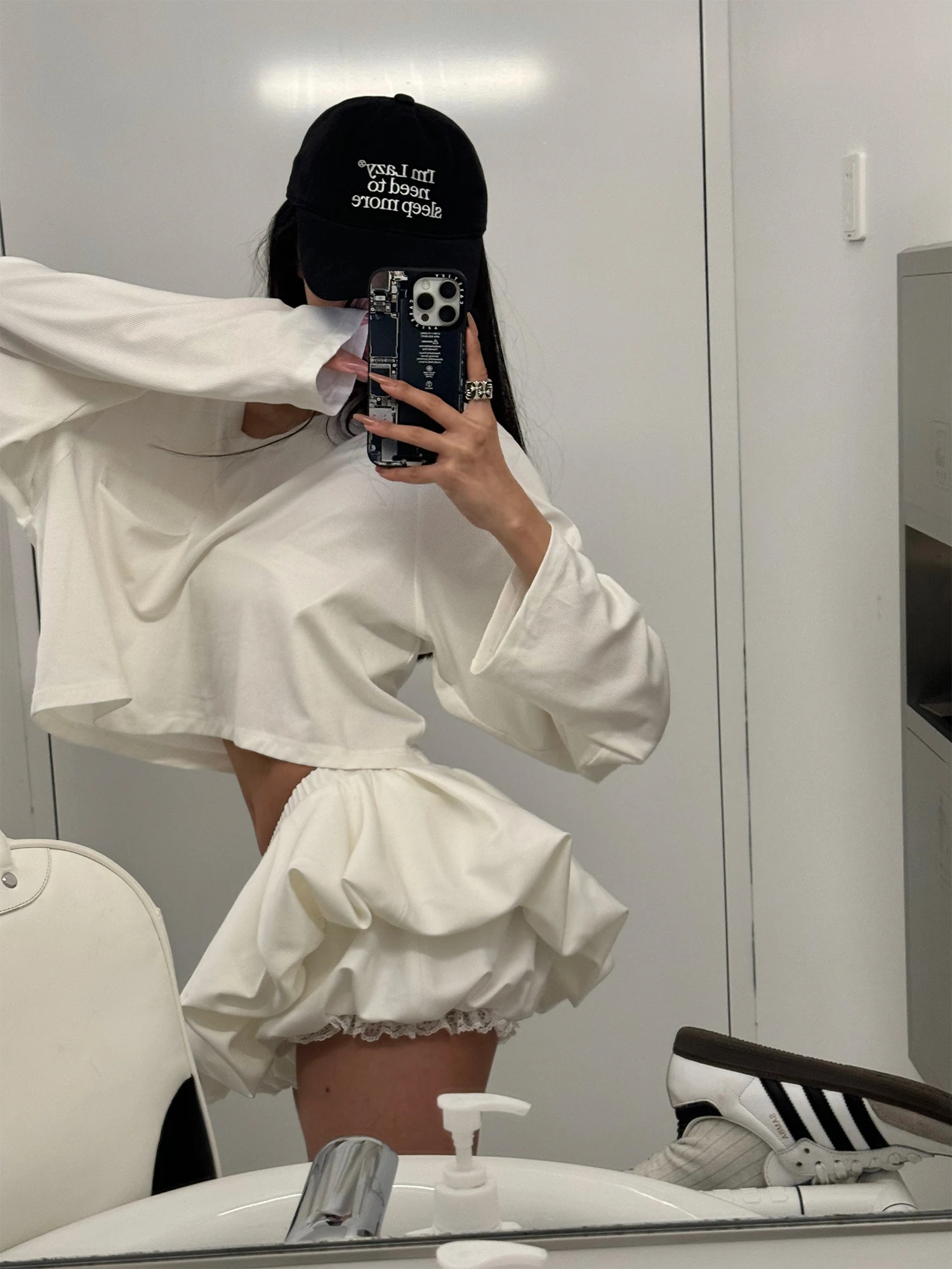 Мини-юбка с низкой посадкой и белым пузырьковым подолом — струящаяся