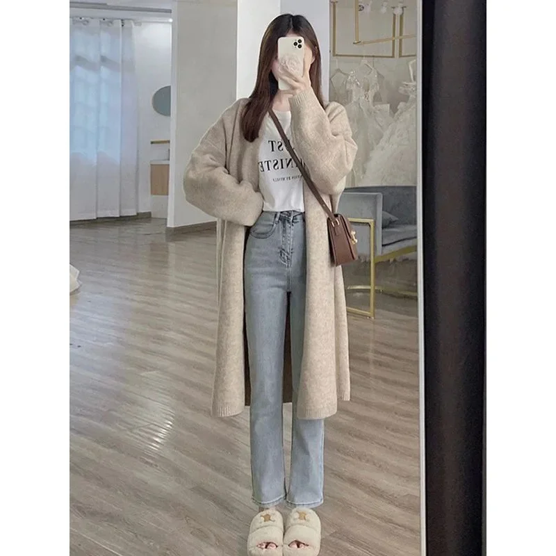 Женский вязаный кардиган средней длины с V-образным вырезом