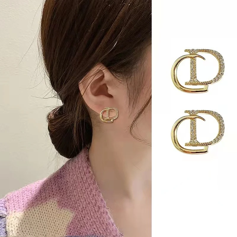 

новый год серьги женские женщин импакт сережки женские серьги тренд 2022 серёжки бижутерия Женские серьги-гвоздики в виде букв с бриллиантам...