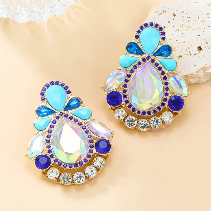 Женские серьги-гвоздики в стиле ретро